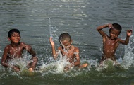 В Бангладеш введут обязательные уроки плавания в школах