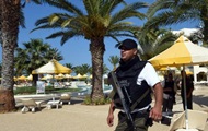 На пляжах Туниса появились сотни полицейских с оружием