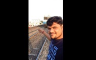 Индус снял на видео, как его сбивает поезд
