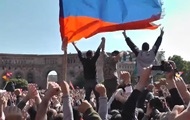 В Армении массово празднуют отставку Саргсяна