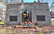 В Таллине к памятнику воину принесли горы цветов