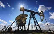 Цена на нефть снижается из-за роста запасов в США