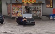 Ливень превратил улицы Бердичева в реки
