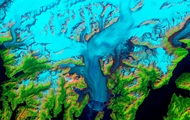 NASA показало красочный снимок ледника на Аляске