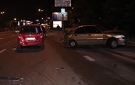 В Киеве Mercedes влетел в две машины во время оформления ДТП