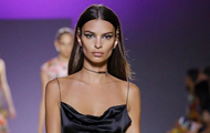 Ратаковски покорила Сеть платьем от Versace