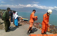 В Индонезии количество жертв землетрясения и цунами превысило 380 человек