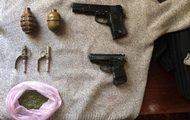 На Донбассе задержали мужчину с пистолетами и гранатами На Донбассе задержали мужчину с пистолетами и гранатами