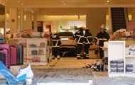 В Гамбурге автомобиль въехал в ТЦ: девять пострадавших