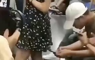 В Китае мужчина спас девушку от извращенца в метро