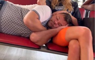 Весілля в Сен-Тропе: Богдан заснув в аеропорту на колінах у дівчини