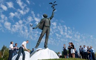 В Киеве открыли памятник Сикорскому