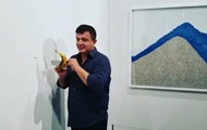 В США художник съел банан за $120 тысяч