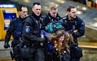 Экоактивистов задержали во время протестов в аэропорту Амстердама