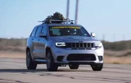 Jeep Grand Cherokee з ялинкою на даху встановив рекорд швидкості