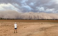 В Австралии зафиксировали пылевые бури и огромный град