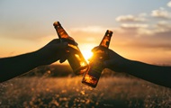 Алкоголь и лишние килограммы способствуют долголетию - ученые