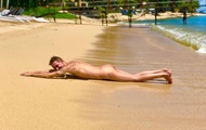 Алексей Панин снялся голым и в женском купальнике