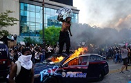 В США генпрокурор заявил о влиянии радикальных групп на протесты