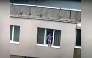 В Мариуполе ребенок стоял на подоконнике 9 этажа