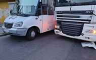 Minibus passengers beat the truck driver