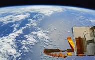 Китайский космический корабль Шэньчжоу-12 возвращается на Землю