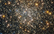 Hubble запечатлел шарообразное скопление звезд в Змееносце