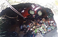 На Львовщине спасатели достали людей из 4-метровой мусорной ямы 