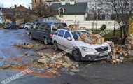 Негода в Україні: пошкоджені дахи будинків та авто