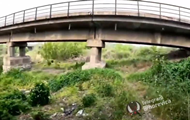 На відео показали, як підривають мости