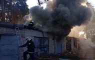 На Харківщині через обстріл РФ спалахнули гаражі