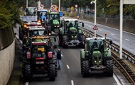 Dutch farmers block ports and supermarkets