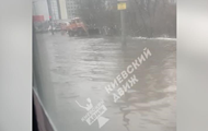 У Києві через прорив труби затопило частину вулиці