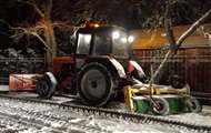 Київ уночі засипало снігом, працюють комунальники