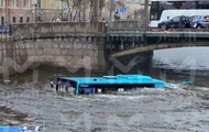 У Петербурзі автобус впав у річку