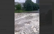 У Києві біля Ocean Plaza - потоп: прорвало трубу