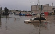 В Симферополе после ливня затопило крупнейший в Крыму ТРЦ и ж/д пути