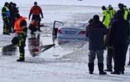 Їздив по льоду: в Києві водій утопив авто в Дніпрі