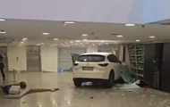 Автомобіль влетів у ТРЦ Ocean Plaza в Києві
