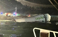 В аэропорту Гонконга самолет выкатился в море, есть погибшие