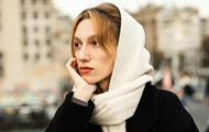 Модно та практично: мистецтво носити шарф на голові