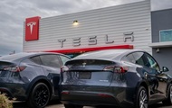 Tesla планирует выпустить недорогой электрический кроссовер - Reuters