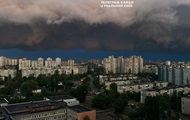 Непогода в Киеве: падают деревья, перебои со светом