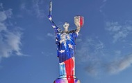 Родину-матерь подсветили цветами флага США