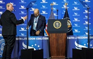 Оператор суфлера Трампа заработал $100 000, делая ставки о его выступлениях
