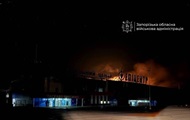 Атака РФ: в Запорожье снова горит торговый центр