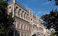 НБУ более месяца держит продажу долларов выше психологической отметки