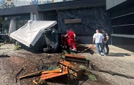 В центре Киева авто влетело в летнюю террасу
