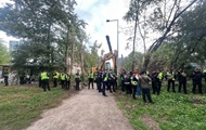 Полиция оцепила зону вырубки на Теремках в Киеве