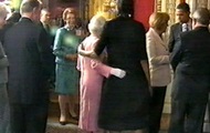 Елизавета II и Мишель Обама обнялись, чем нарушили протокол